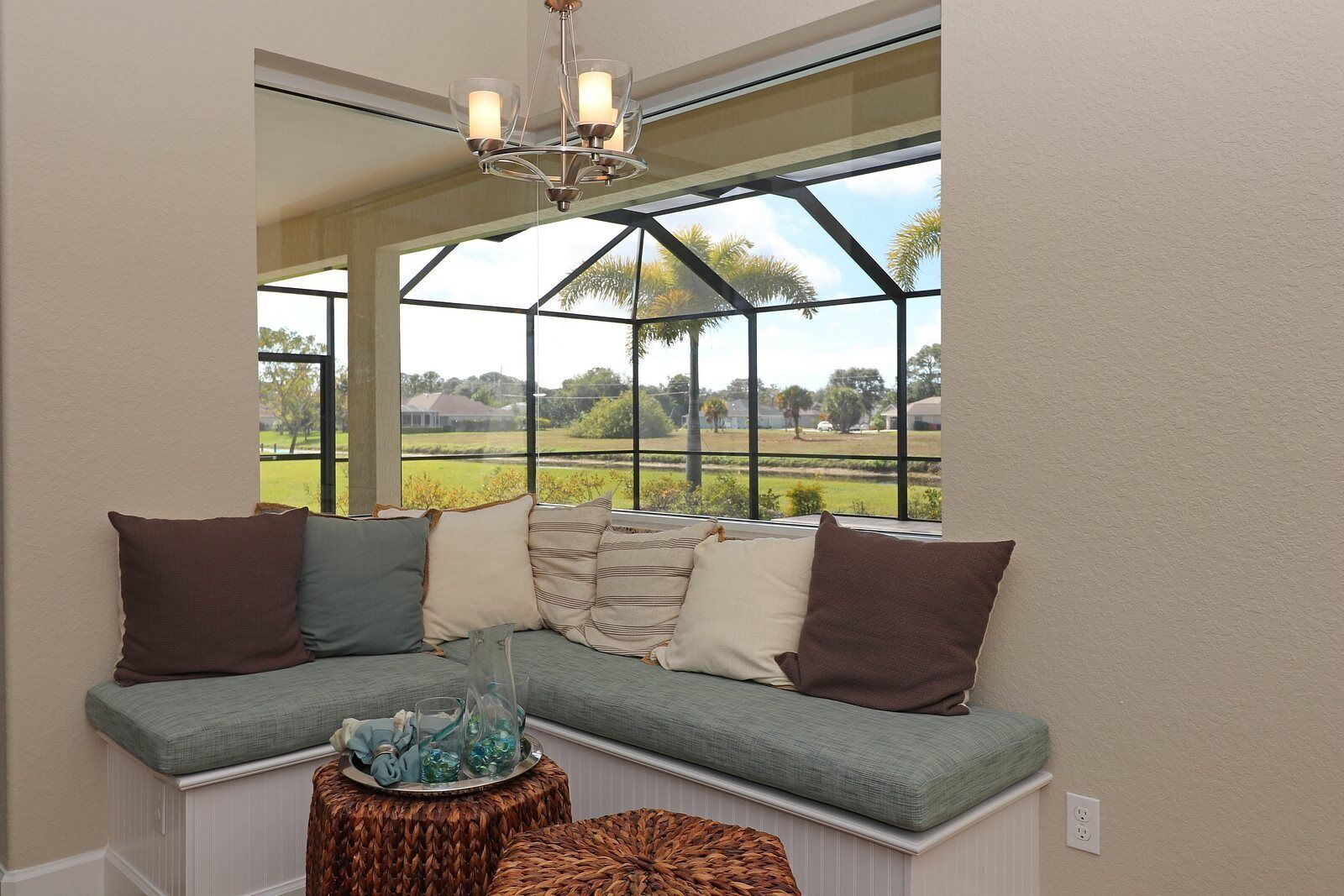 Nhà | Phòng khách | TV màn hình phẳng, đầu đĩa DVD 