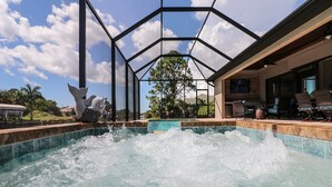 Ein Whirlpool mit freiem Blick auf den Himmel und Bäume im Hintergrund.