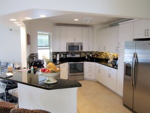 Rumah | Dapur pribadi | Lemari es, microwave, oven, dan mesin pencuci piring