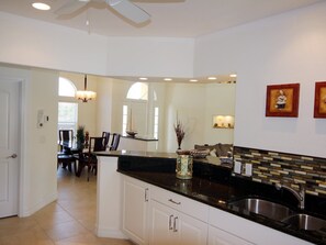 Rumah | Dapur pribadi | Lemari es, microwave, oven, dan mesin pencuci piring