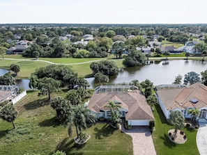 Zona residencial con casas, un campo de golf y un lago.