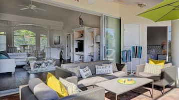 Rumah | Ruang keluarga | TV layar datar dan pemutar DVD