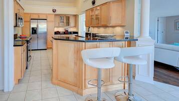 Rumah | Dapur pribadi | Lemari es, microwave, oven, dan kompor