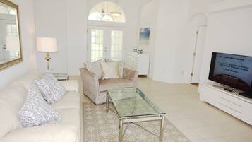 House | Living room | Flat-screen TV, DVD player