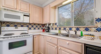 Expansive Mountain Condo mit eigenem Achterdeck, Blick auf Teich & Snow Tubing