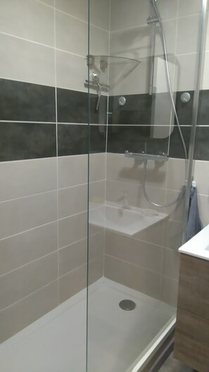 Dusche, Haartrockner, Handtücher