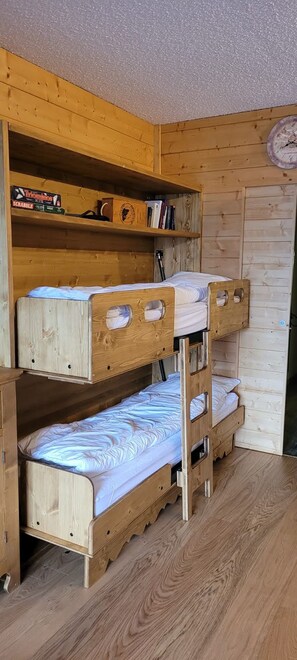 Iron/ironing board, bed sheets