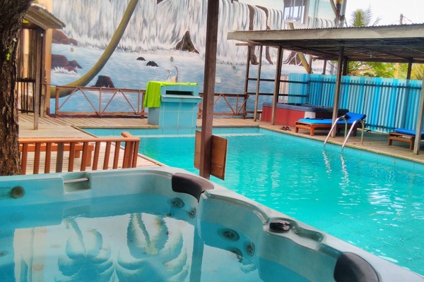 Una piscina al aire libre