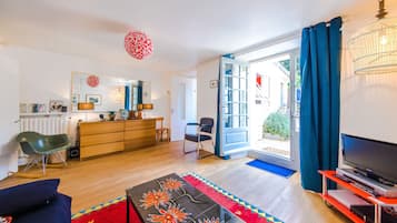 TV, videogiochi, lettore DVD, libri