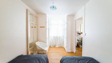 1 camera, ferro/asse da stiro, Wi-Fi