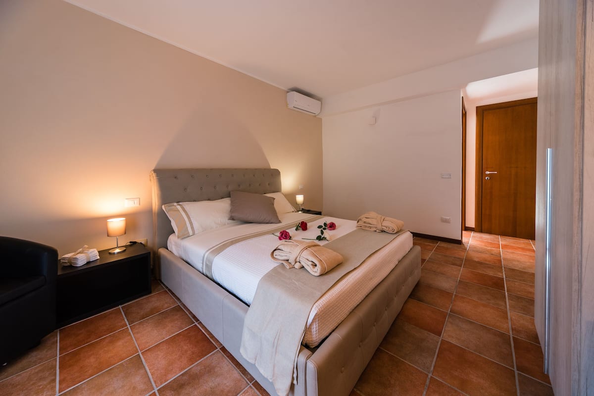 Comfort Double Room | Tilam berlapik, bar mini, peti besi dalam bilik, meja 