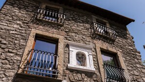 A stone building with three windows and balconies. - Le Undici Rose Hotel (Viterbo)