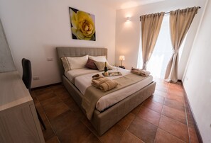 Pillow-top beds, minibar, in-room safe, individually decorated - Le Undici Rose Hotel (Viterbo)