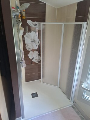 Dusche, Haartrockner, Handtücher