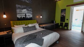 Suite romántica, 1 cama de matrimonio grande, balcón, vistas a la ciudad | 1 dormitorio, minibar con artículos gratuitos, caja fuerte y escritorio