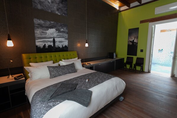 Romantic Suite, 1 King Bed, Balcony, City View