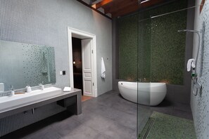 Romantic Suite, 1 King Bed, Balcony, City View | Bathroom