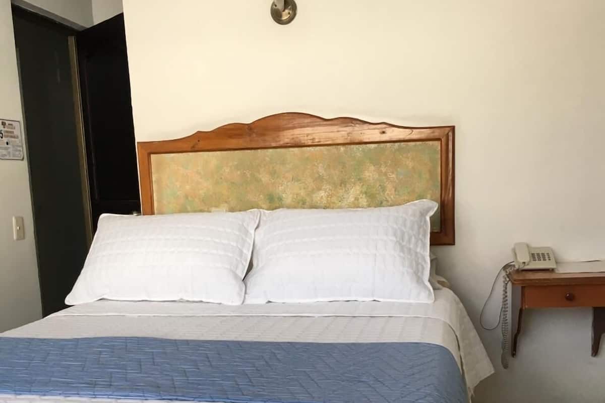 1 habitación, tabla de planchar con plancha, wifi gratis y ropa de cama