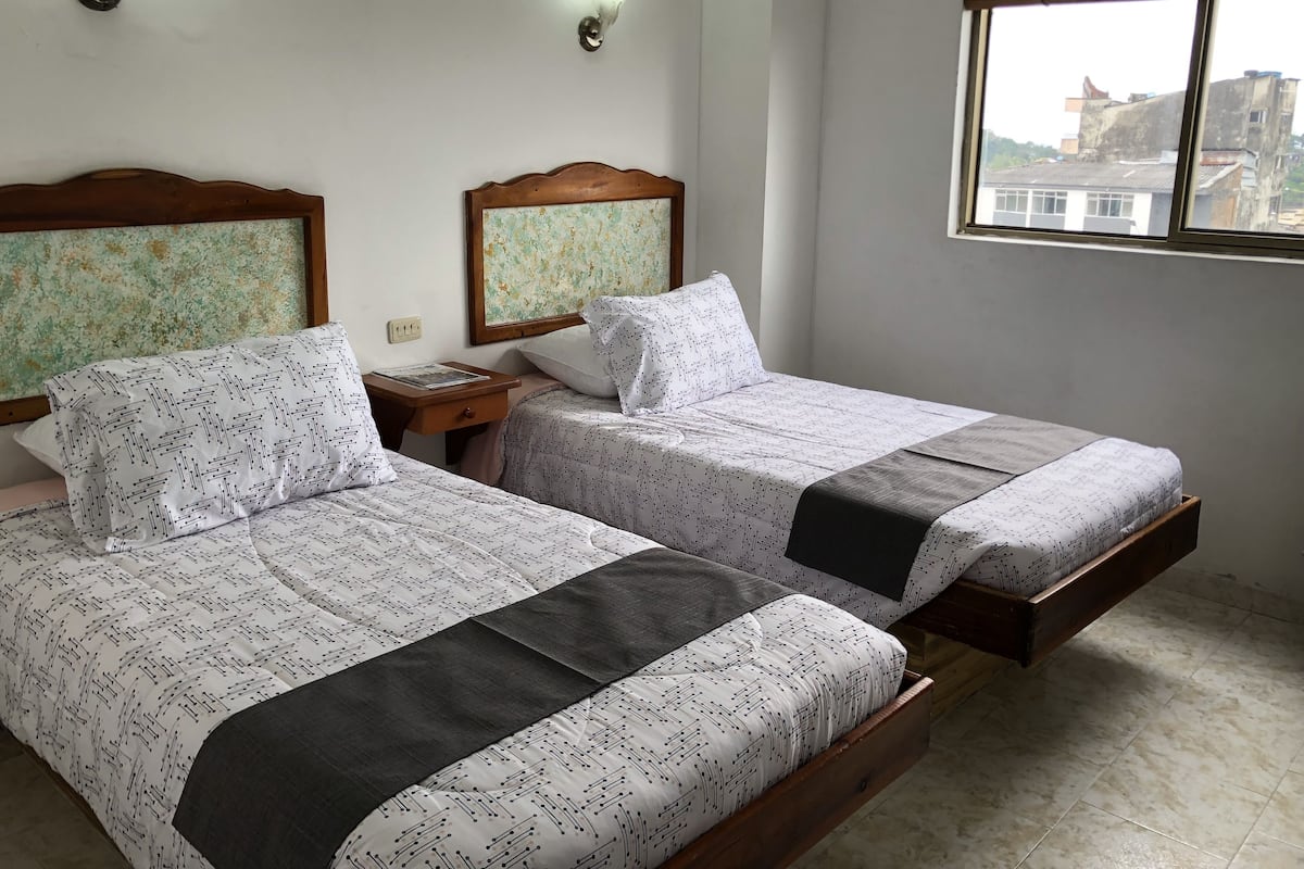 1 habitación, tabla de planchar con plancha, wifi gratis y ropa de cama