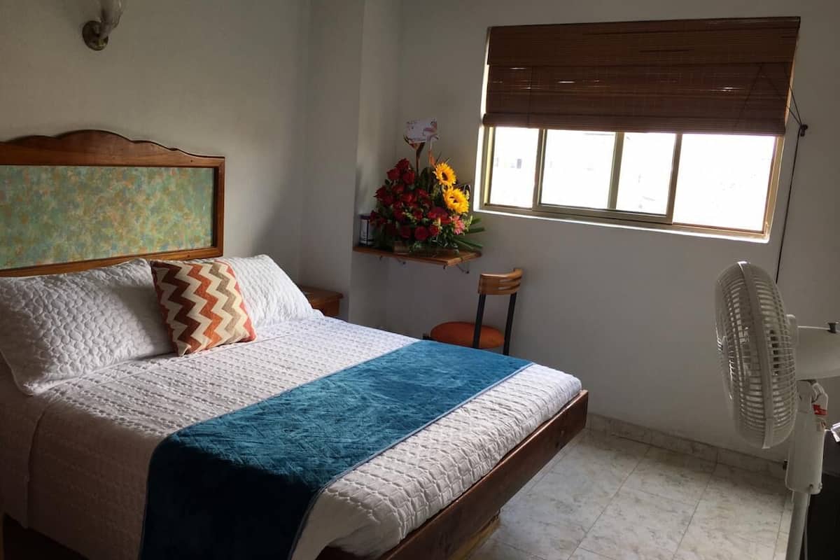 1 habitación, tabla de planchar con plancha, wifi gratis y ropa de cama