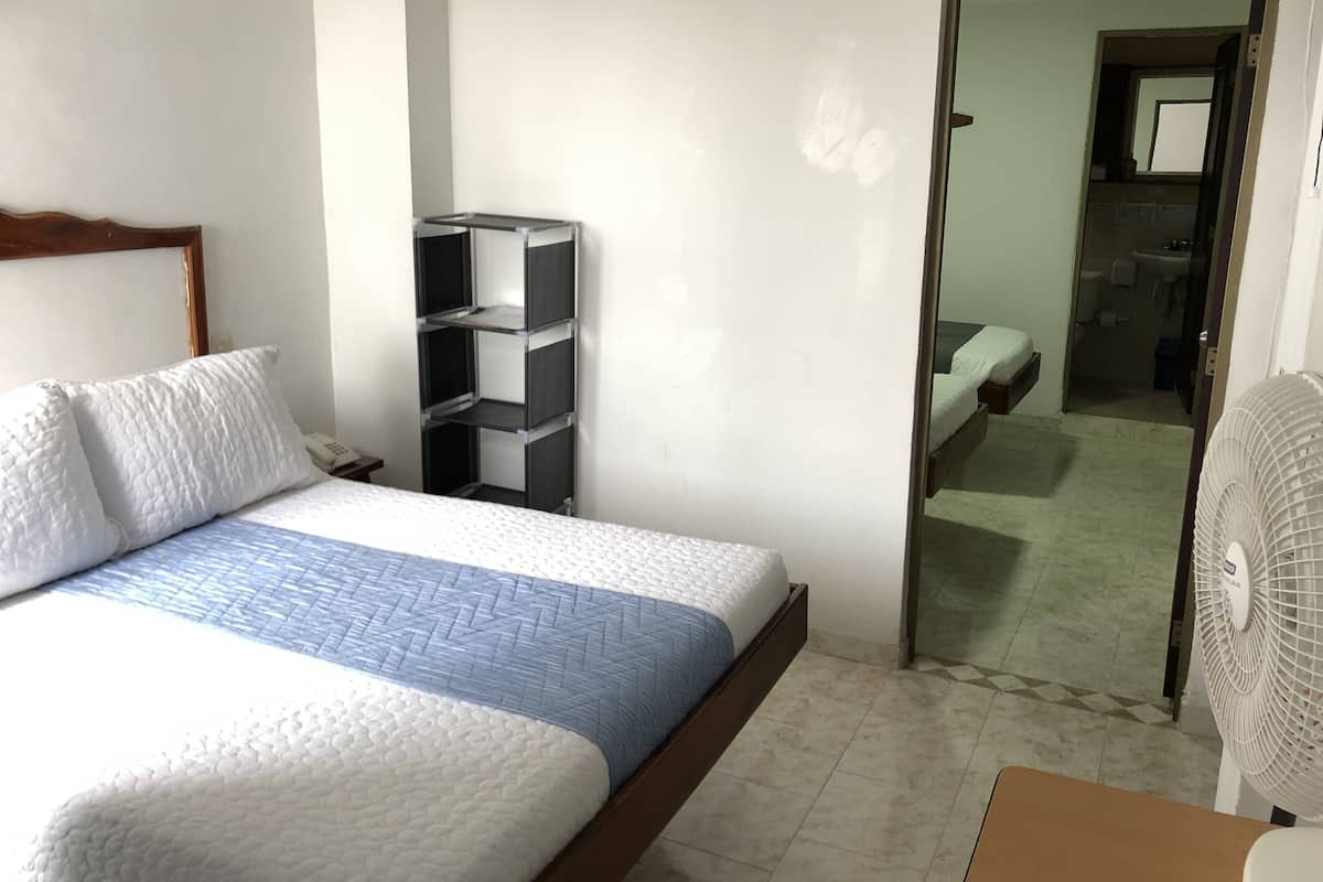 1 habitación, tabla de planchar con plancha, wifi gratis y ropa de cama