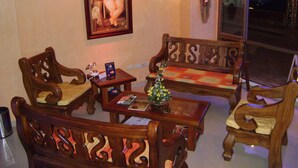 Lobby sitting area - Hotel Armont (Calarcá)
