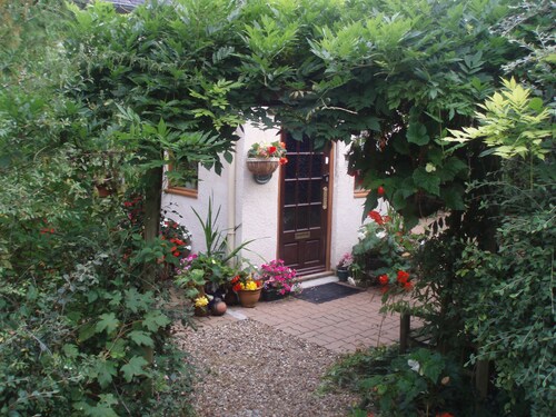 Spacious converted Barn - fully equiped  - family friendly Gite sleeps 6 (Rose)