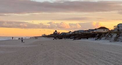 Beachside Suites 1: Downtown and next to the SEA!