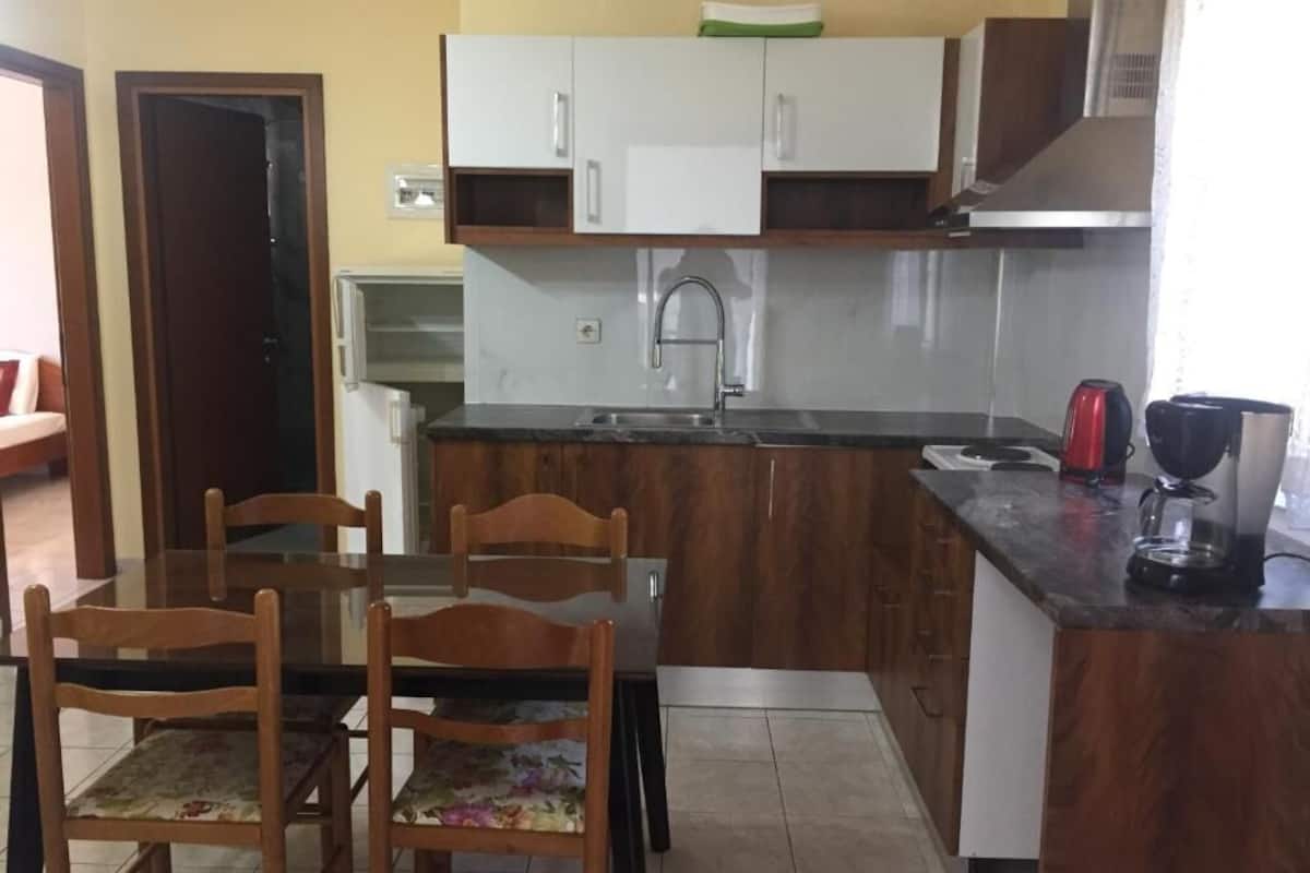 Een koelkast/vriezer, een oven, een kookplaat