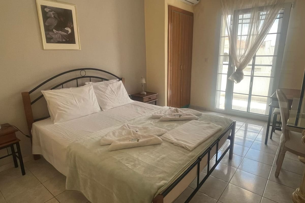 Grand suite, 2 slaapkamers, uitzicht op zwembad, aan het strand | 1 slaapkamer, Italiaanse Frette-lakens, luxe beddengoed