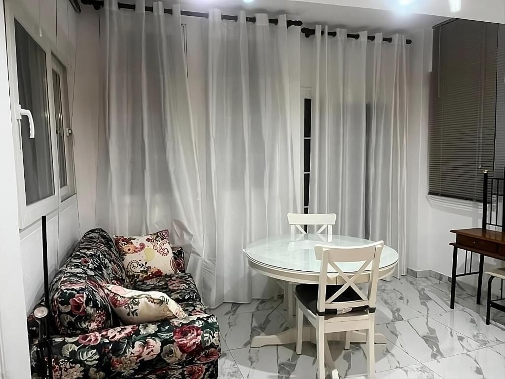 Suite nupcial, 1 llit de matrimoni, vistes a l'oceà, primera línia de platja | Sala d'estar | Televisor intel·ligent, Netflix, taula de tennis de taula i llibres 