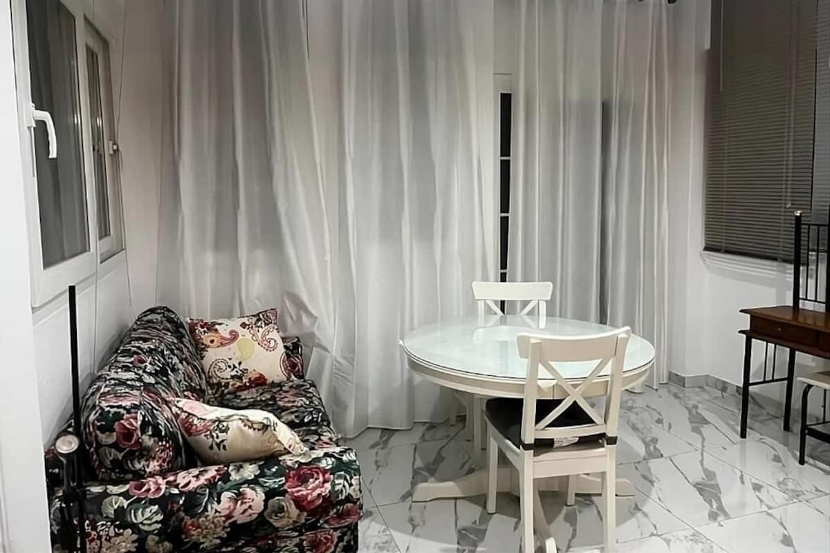 Honeymoon suite, 1 queensize bed, uitzicht op oceaan, aan het strand | Woonruimte | Een 65-inch smart-tv met satellietzenders, een televisie en Netflix