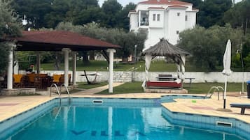 Piscina stagionale all'aperto, ombrelloni da piscina, lettini