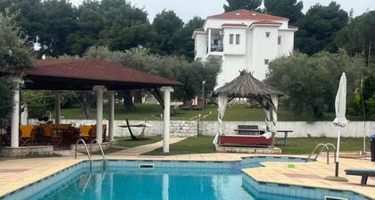 Villa Askamnia and Suites