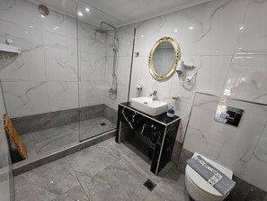 Suite familiar, 2 habitaciones, alberca privada, frente al mar (private Pool from 20.06.2024 on) | Baño | Regadera, regadera tipo lluvia, amenidades de baño de diseñador 