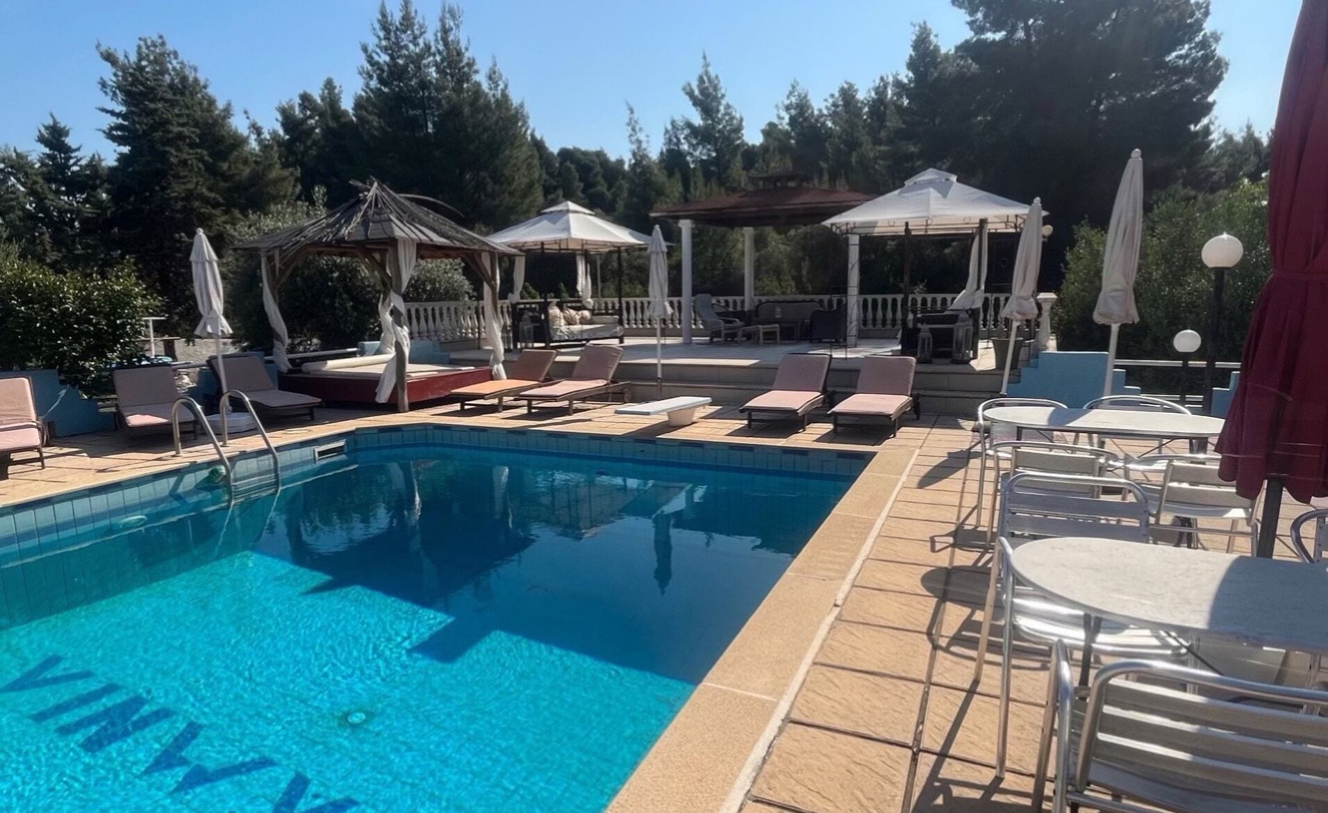 4 piscinas al aire libre, sombrillas, sillones reclinables de piscina
