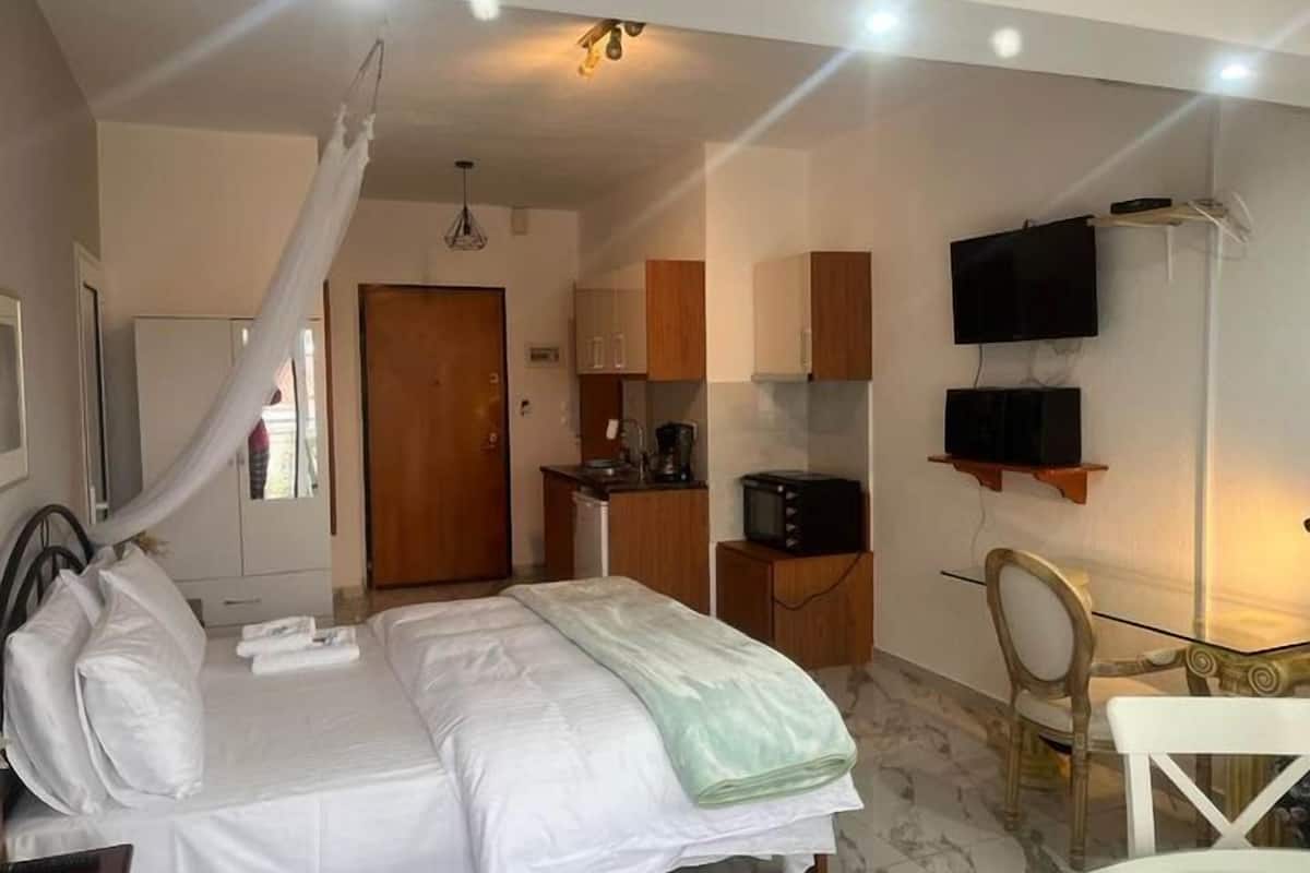 Honeymoon suite, 1 queensize bed, uitzicht op oceaan, aan het strand | 1 slaapkamer, Italiaanse Frette-lakens, luxe beddengoed