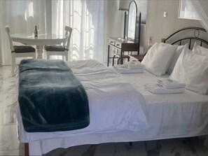 Frette Italian sheets, premium bedding, down duvets, pillow-top beds - Villa Askamnia and Suites (Sithonia)