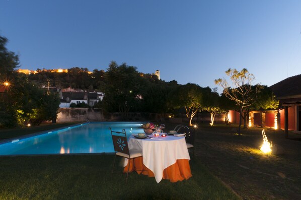 تناول الطعام بالخارج