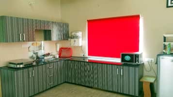 Kühlschrank, Mikrowelle, Wasserkocher mit Kaffee-/Teezubehör