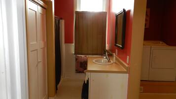 Serviettes fournies, papier toilette