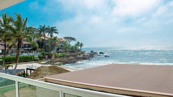 Apartamento superior, 1 habitación, vistas al mar (Bloco Praia) | 1 dormitorio, minibar, caja fuerte y cortinas opacas