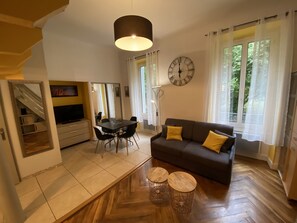 Televisio, kirjoja, stereot