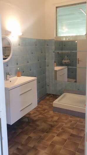 Douche, sĂšche-cheveux, serviettes fournies