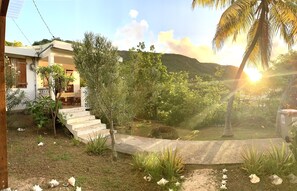 Property grounds - relaxing atmosphere, isolated at the foot of the mountain (Le bourg)