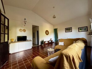 TV - relaxing atmosphere, isolated at the foot of the mountain (Le bourg)