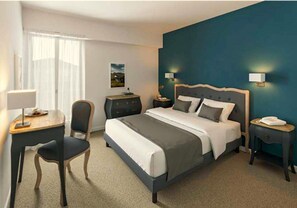 Kamar Double atau Twin | Seprai premium, meja kerja, tirai kedap cahaya, dan kedap suara