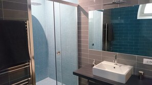 Dusche, Haartrockner, Bidet, Handtücher