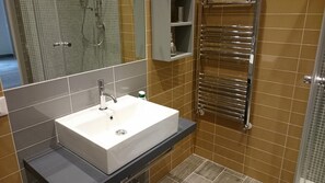 Chuveiro, secador de cabelo, bidê, toalhas de banho