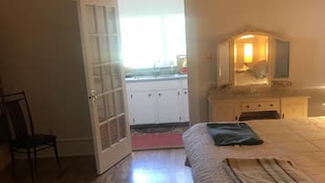 Desk, WiFi, bed sheets